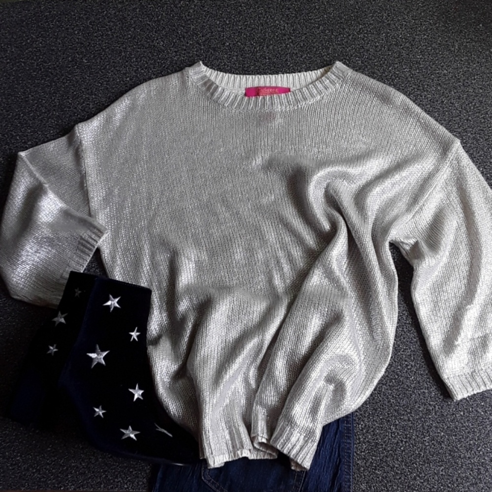 Silver 3/4 length sleeve light sweater.